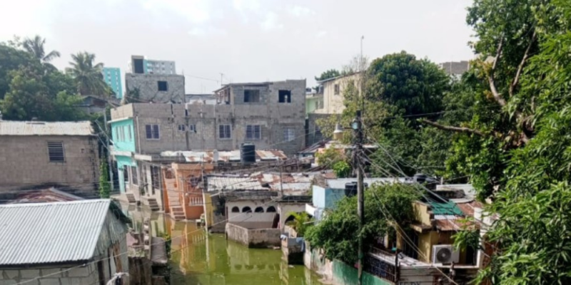 Residentes de Los Guaricanos denuncian acumulación de aguas negras desde hace 15 años