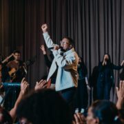 Denny de Jesús lanza “Abba Padre” una canción que transforma su historia de dolor en un mensaje de fe y esperanza