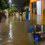 Inundaciones afectan alrededor de 150 viviendas en sectores de Santiago tras fuertes lluvias