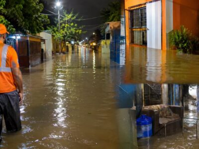 Inundaciones afectan alrededor de 150 viviendas en sectores de Santiago tras fuertes lluvias