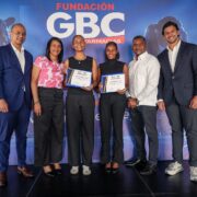 Raymond Rodríguez y Fundación GBC entregan becas universitarias a las atletas Crismeily y Crismil Paniagua