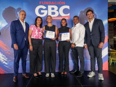Raymond Rodríguez y Fundación GBC entregan becas universitarias a las atletas Crismeily y Crismil Paniagua